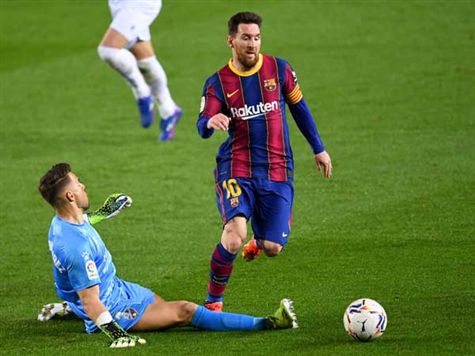 בארסה במשחק על מי מנוחות בדקות האחרונות. הניצחון כבר בכיס, והשחקנים פשוט שומרים על הרגליים (GETTY)