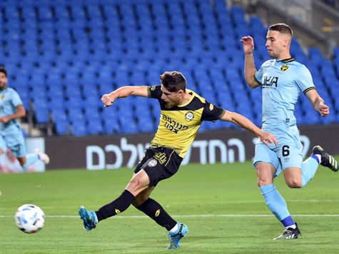 למרות היתרון, נתניה עדיין שולטת במרכז השדה. ניסיון נוסף של קניקובסקי עובר סמוך לעמוד. (ברני ארדוב)