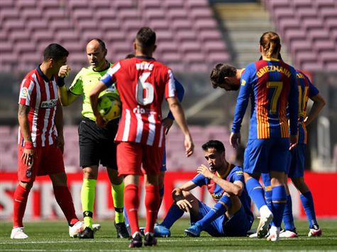 חילוף כפוי גם אצל ברצלונה, בוסקטס לא יכול להמשיך. (getty Images)