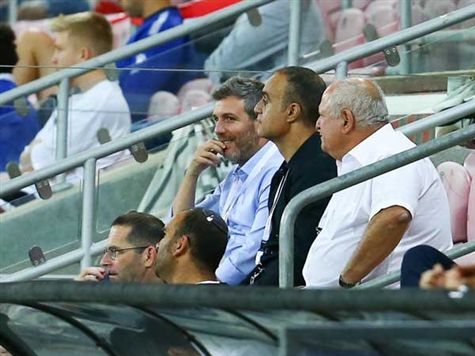 המנכ``ל החדש של ב``ש, גיא פרימור, צופה במשחק יחד עם אסי רחמים. (לירון מולדובן)