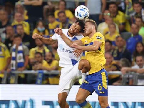 לפני הגול, הייתה התנגשות ראשים בין רועי קהת לדן גלזר שזכתה להתעלמות מלירן ליאני. קהת ממשיך לספוג בוז מאוהדי הצהובים, גלזר חזר למגרש עם חבישה (דני מרון)