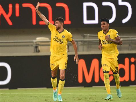 צמד של חלאילה! החלוץ סיים התקפה מצוינת, בסיומה ג`ראלדש מצא אותו ברחבה ומשם הדרך לרשת הייתה קצרה (ברני ארדוב)