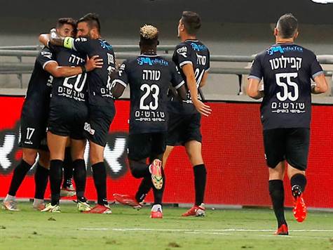 מוליכת הטבלה החדשה רק רוצה להמשיך לנצח: הפועל חיפה של אלישע לוי חיברה כבר שלושה ניצחונות רצופים, ותנסה להמשיך את המומנטום במושבה (צילום: אלן שיבר)