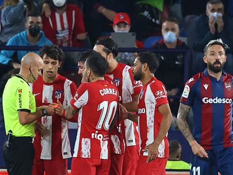 השופט ניגש לבדוק את ההתקפה האחרונה של לבאנטה, ולאחר בדיקה ב-VAR ראה שהכדור פגעה בידו של רנאן לודי. החלטה מעוררת מחלוקת של השופט