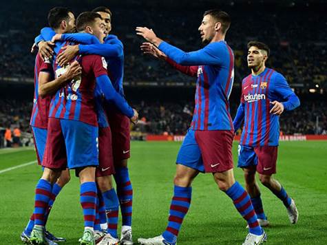 שחקני בארסה מברכים את גאבי (Getty)