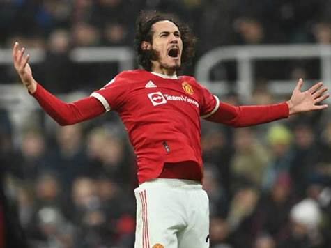 יונייטד מנגד, מגיעה למשחק מהמקום השביעי בפרמייר ליג, אך עם שני משחקים חסרים, שנדחו גם הם בעקבות הקורונה. המשחק האחרון של השדים האדומים היה לפני שלושה ימים מול ניוקאסל, בו הם סיימו ב-1:1 וניצלו מהפסד, לאחר שהציגו יכולת לא טובה, אך שער של אדינסון קבאני ותצוגה נהדרת של דוד דה חאה בשער חילצו נקודה