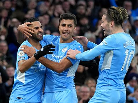 <STRONG>דה בריינה מצא את מחרז בכדור קרן מדוד, האחרון סיים עם הכדור ברשת, אחרי שהכדור פגע קלות בהארי מגווייר (GETTY)</STRONG>