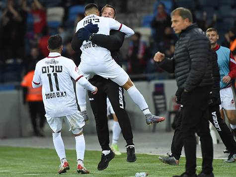 בצד השני, גם הפועל חיפה בעיצומה של התרסקות - כבר שישה משחקי ליגה שהיא לא מנצחת, מתוכם חמישה הפסדים. למעשה, הפעם האחרונה שבה היא ניצחה - היתה מול בית``ר ירושלים בסמי עופר. אחרי שהיא מוצאת את עצמה בפלייאוף התחתון, בניגוד למה שהיא דמיינה, יש לה רק משימה אחת - לנצח, ולהבטיח מעשית עונה נוספת בליגת העל (צילום: ברני ארדוב)