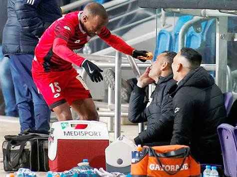 <STRONG>0:3 לחדרה!!!</STRONG> זלקה השתלט על כדור מחוץ לרחבה, ושיגר מ-18 מטרים כדור שפגע בקורה ונכנס פנימה. שאבי לא הצליח להגיע. (אלן שיבר)