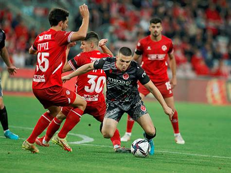 <STRONG>עוד הזדמנות להפועל תל אביב! פריצה מסחררת של אושר דוידה הסתיימה בבעיטה מ-7 מטרים, גלזר היה במקום ומנע שוויון מהיר (אלן שיבר)</STRONG>