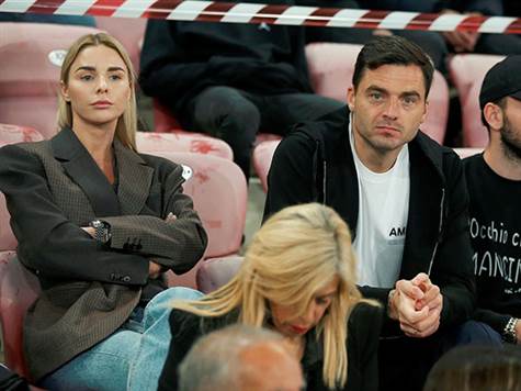 ארנסטס שטקוס הגיע לצפות בחבריו הנוכחיים, וגם באלו הקודמים, מהיציע (אלן שיבר)