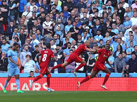 קרן נהדרת של רוברטסון הגיעה אל קונאטה, שעלה גבוה מעל אקה כדי לכבוש את הראשון! (GETTY)