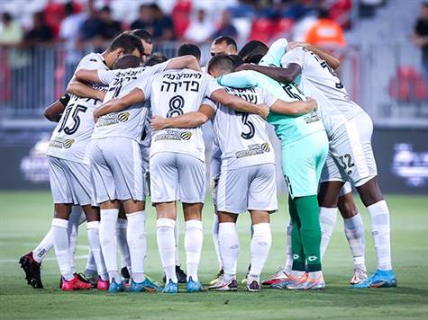 <P><STRONG>גל לוי שם את המשרוקית בפה והוציא את המשחק באיצטדיון גרין לדרך!<BR><BR></STRONG>(צילום: מאור אלקסלסי)</P>