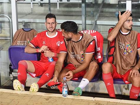 אדריאן פאון מחכה על הספסל (ברני ארדוב)