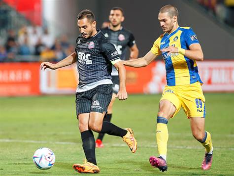 הפועל חיפה בעיקר במגננה בדקות הראשונות (צילום: אלן שיבר)