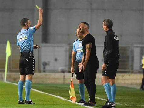 <P>גם אסף נימני מקבל כרטיס צהוב על מחאה נגד השופט</P>
<P>(ברני ארדוב)</P>