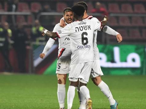 <STRONG>0:1 להפועל ירושלים!</STRONG> טוגי קיבל כדור עומק, ומסר הצידה לביטון. הקשר בעט נהדר לרשת של עמוס את היתרון. (ברני ארדוב)