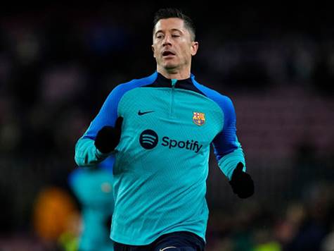 צ`אבי יחסר היום במשחק את עוסמן דמבלה הפצוע, אך הוא מקבל אליו בחזרה את רוברט לבנדובסקי שריצה עונש הרחקה של שני משחקים וישוב לחוד ההתקפה של בארסה (Getty)