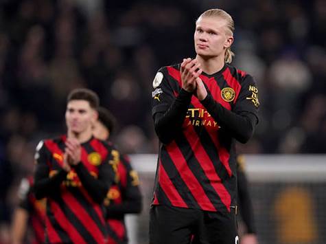 מנגד, סיטי רשמה הפסד אחד בחמשת המשחקים האחרונים, ה-1:0 לטוטנהאם בליגה. עוד לפני כן רשמה סיטי שני הפסדים רצופים לסאות`המאפטון ובדרבי ליונייטד. כל אלה התרחשו על רקע הבעיות המשפטיות בפניהם ניצבת אלופת אנגליה המכהנת. האם הבעיות מחוץ לדשא יכריעו את היכולת על הדשא? (GETTY)