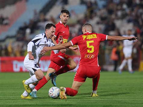 הנעת כדור סתמית בדקות האחרונות, אף קבוצה לא&nbsp;מצליחה לצאת&nbsp;קדימה כרגע (לירון מולדובן)