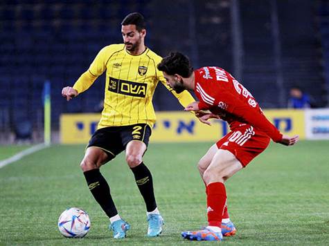 בית``ר ללא ספק שולטת יותר בכדור, אבל כמעט ולא מסכנת את זובאס. הפועל ת``א חדה מאוד במתפרצות - בדיוק המתכון לניצחון שלה, לפני 13 יום (צילום: קובי אליהו)