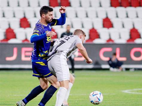 קצב המשחק בינתיים נחלש מאוד. נראה ששתי הקבוצות בהחלט מרוצות מהתוצאה, ולא הולכות לסכן את עצמן יותר מדי בדרך לניצחון (צילום: קובי אליהו)