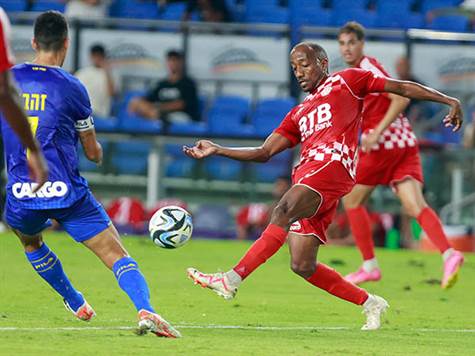 ירידה חדה ברמה של המשחק, שתי הקבוצות מאוד לא מסוכנות בדקות האלה (צילום: אלן שיבר)