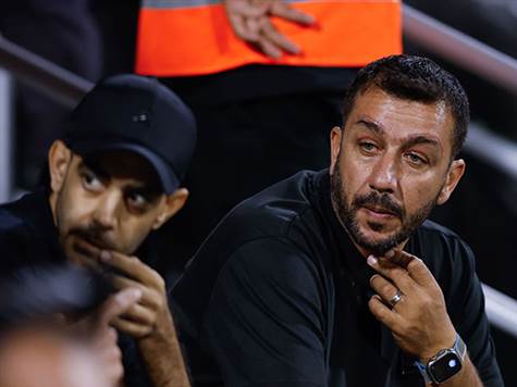 סעיד בסול, בעלי ריינה, רואה את הקבוצה שלו - בינתיים שומרת על התוצאה (צילום: מאור אלקסלסי)