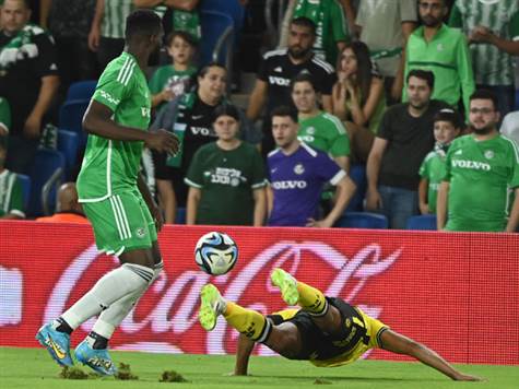 <STRONG>איזה החמצה של פיירו. </STRONG>שרי סחט הצלה טובה מכרמי, הכדור חזר אליו והוא הרים נהדר לחלוץ מהאיטי שמול שער חשוף נגח החוצה (ברני ארדוב)