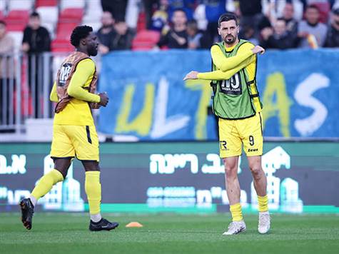 אחרי שבישל את שער הניצחון מול בית``ר כמחליף, שלומי אזולאי חוזר להרכב של ריינה (צילום: מאור אלקסלסי)