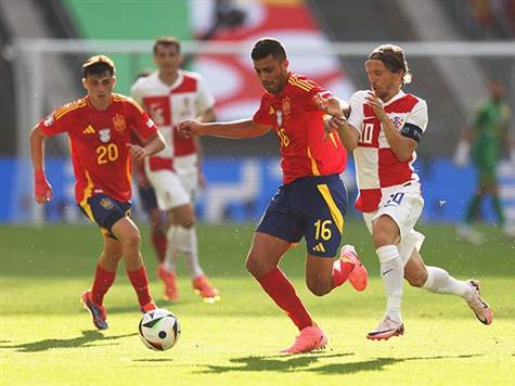 ספרד ממשיכה לתקוף. השער הרביעי באוויר (GETTY)