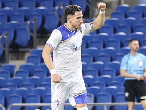 הגנת הפועל נכנסה קצת לפאניקה ואיפשרה לאוגריסה להתל במאיימבו ולשלוח את הכדור לחיבור. משחק חדש כאן! (אלן שיבר)