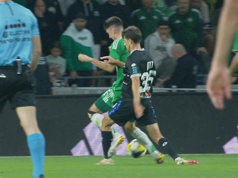 <strong>אין פנדל למכבי חיפה:</strong> שחר רוזן נתקל ביילה בטאיי ברחבה, שילוח בדק עם ה-VAR והחליט - אין שריקה לעונשין