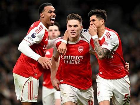 טימבר מסר כדור ליוקרס, ששלח בעיטה מסובבת מרחוק לתוך הרשת. איזה שער נהדר של השבדי (GETTY)