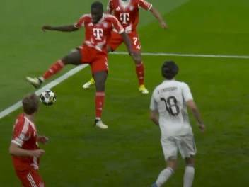 כדור גובה מצא את דרכו לאופאמקנו שנותר לבדו בתוך הרחבה, אך החמיץ ממטרים בודדים. קרראס הציל מהקו.&nbsp;<strong>צפו בהחמצה הענקית</strong>