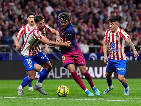 מדובר במפגש החמישי בין שתי הקבוצות העונה, והשני בשבוע החולף. עד כה, ברצלונה ניצחה פעמיים בליגה (1:3 ו-1:2), בעוד אתלטיקו הדיחה את הבלאוגרנה מהגביע עם 0:4 בחצי גמר הגביע (למרות 3:0 של הקטלאנים בגומלין). (Aitor Alcalde/Getty Images)