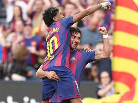 ימאל הגביה את כדור הקרן, החלוץ היה במיקום מעולה ונגח בעוצמה לרשת (GETTY)