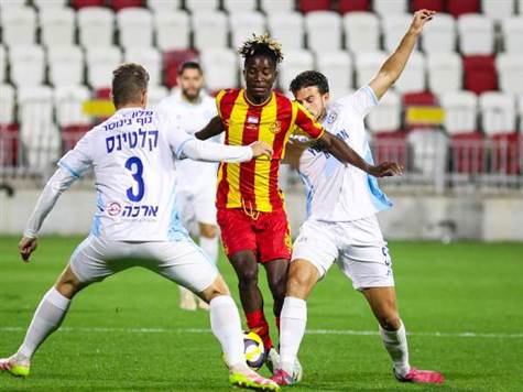 הזדמנות ראשונה במשחק יוצאת מהראש של שחקן טבריה, כשחביבאללה שלחה נגיחה סמוך לעמוד. פתיחה שקטה יחסית למשחק הזה (קובי אליהו)