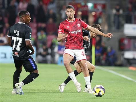 אחד הבולטים על הדשא הערב הוא מוחמד אבו רומי, שפעיל מאוד וכמעט בישל שער יתרון (צילום: אלן שיבר)