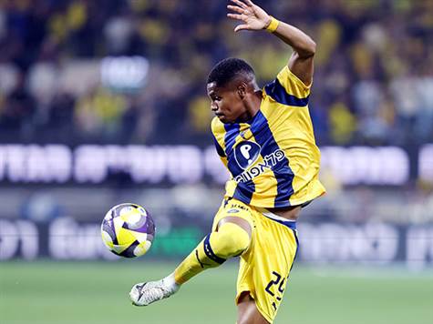 קוקו מכשיל את וארלה, שנראה מצוין עד כה. המגן מתקשה לשמור עליו עד עכשיו (אלן שיבר)