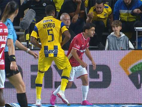 קמארה שלח ברך לגנאח שיצא להביא כדור מהחוץ, אך ספיר ברמן לא התערבה.