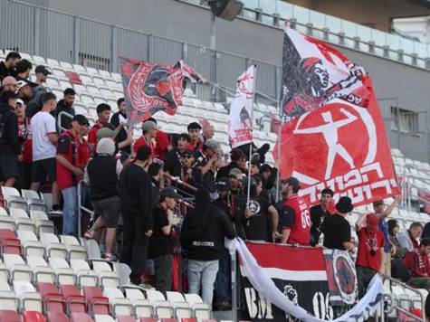 דקות לא טובות בינתיים לעיני האוהדים שהגיעו לאצטדיון בראל. מי תעלה על הלוח ראשונה? (דני מרון)