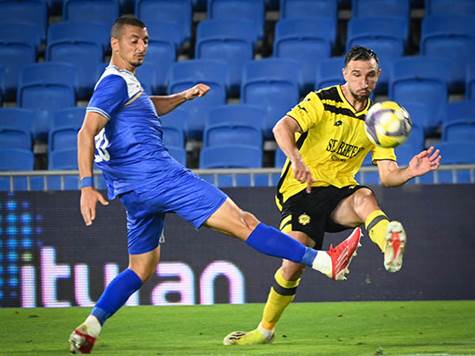 הרמה טובה של עמית כהן, הורחקה ע``י ההגנה (קרדיט: בני ארדוב)