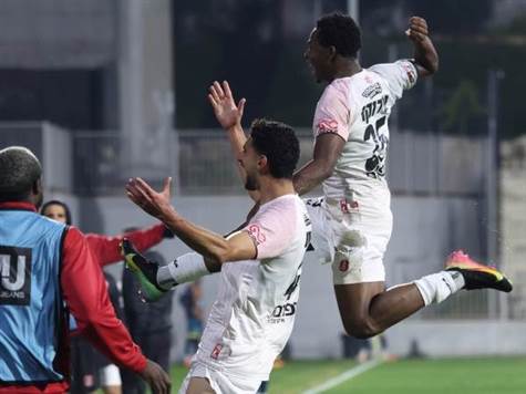 אלמגור שנכנס לפני מספר דקות מקבל כדור גובה ונגוח לליש, שמצליח לגלגל את הכדור לרשת! (דני מרון)