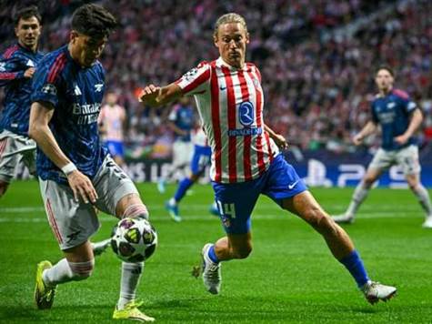 ארסנל התעוררה והחלה להניע את הכדור ולצאת קדימה, אבל פרט למצב הקורץ מוקדם יותר, עדיין אין כלום (GETTY)