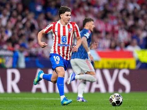 כדור חופשי מצוין של אלברס חולף ליד העמוד ומקפיץ לרגע את הקהל באיצטדיון. המארחים רוצים שיוויון (GETTY)