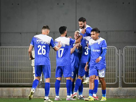 עידו וייר השתלט על הכדור תוך סיבוב נהדר וניסה להעביר מסירת רוחב, אך לשמחתו ראה את דריו ז'ופאריץ' דוחק את הכדור לשערו הוא. (ברני ארדוב)