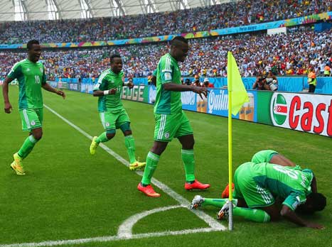 איבוד כדור איום של גאגו הותיר את מוסא לבד ברחבה, והחלוץ הצעיר לא נכשל מול רומרו, בדרך לצמד!!