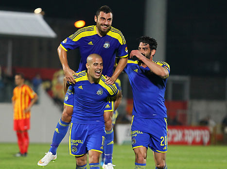 כך יעשה לאיש, ששובר את ההגנה האשדודית. מיטרוביץ` בשק קמח (צילום: לירון מולדובן)