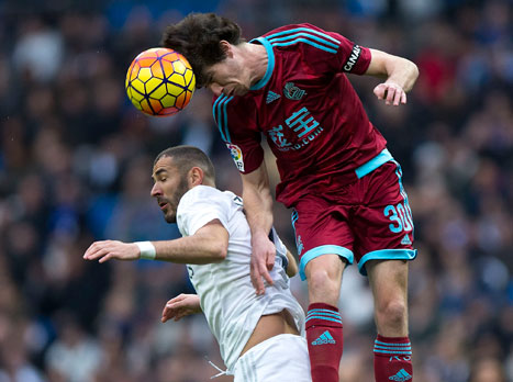 אלוסטונדו גבוה מעל בנזמה (Getty)